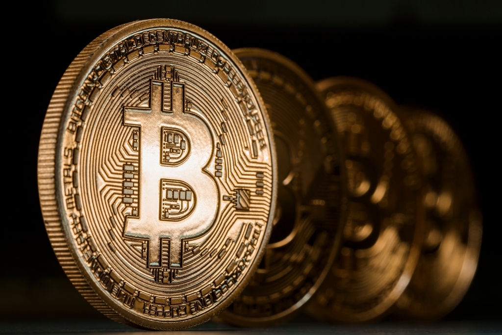 Kleinere digitale Münzen steigen auf, während Bitcoin auf ein Rekordhoch zusteuert